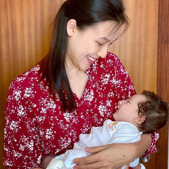 Á hậu Hoàng Oanh gợi cảm sau sinh con đầu lòng
