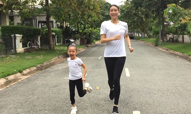 Mới 5 tuổi, con gái Hà Kiều Anh đã cao vượt trội nhờ chăm bơi lội
