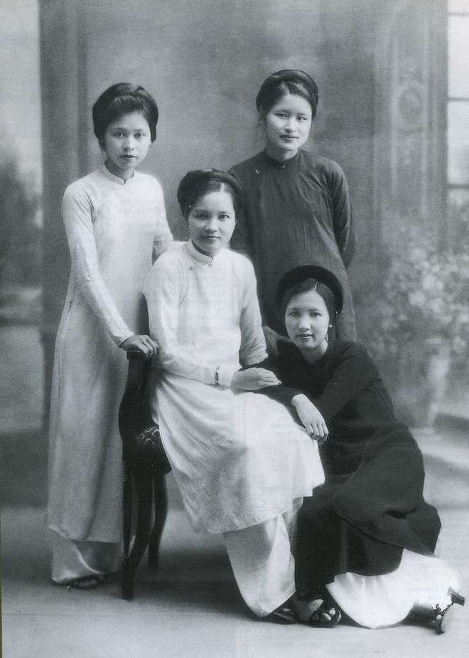 Cô Bính Hàng Đẫy được yêu chiều: Ăn miếng gà, thưởng nhẫn kim cương