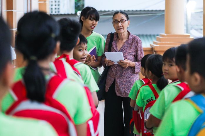 Bà giáo già sáng bán vé số, tối đứng lớp tình thương gieo con chữ