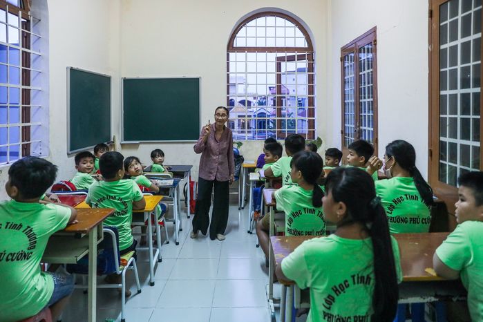 Bà giáo già sáng bán vé số, tối đứng lớp tình thương gieo con chữ