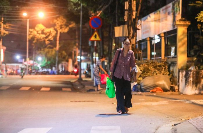 Bà giáo già sáng bán vé số, tối đứng lớp tình thương gieo con chữ