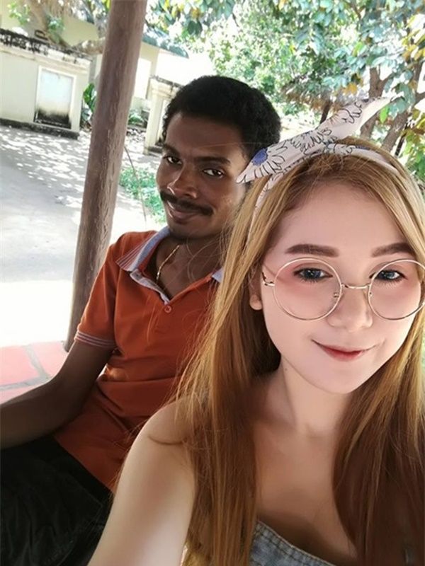 Cặp đôi đũa lệch Thái hạnh phúc sau 5 năm kết hôn, sinh đủ nếp đủ tẻ