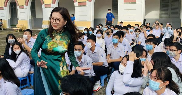 Dù tranh cãi, nhóm nam sinh diện áo dài ở sân trường vẫn nhận bão like