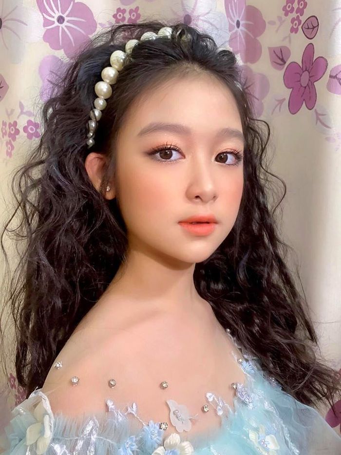 Selfie cùng Hoa hậu, bé Bảo Ngọc gây sốt với nhan sắc chẳng kém cạnh