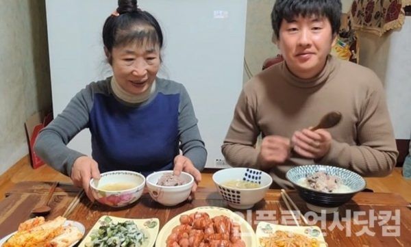 Hơn kém nhau 35 tuổi, cặp đôi Youtuber Hàn Quốc chuẩn bị kết hôn