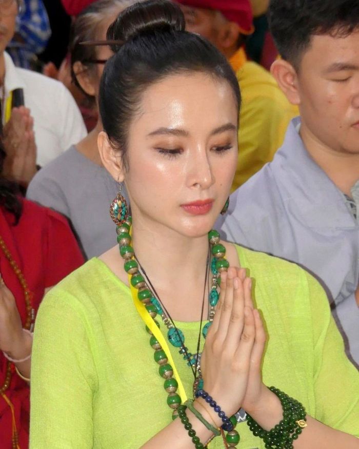 Angela Phương Trinh lên đồ sexy, khoe mặt mộc đáng mơ ước
