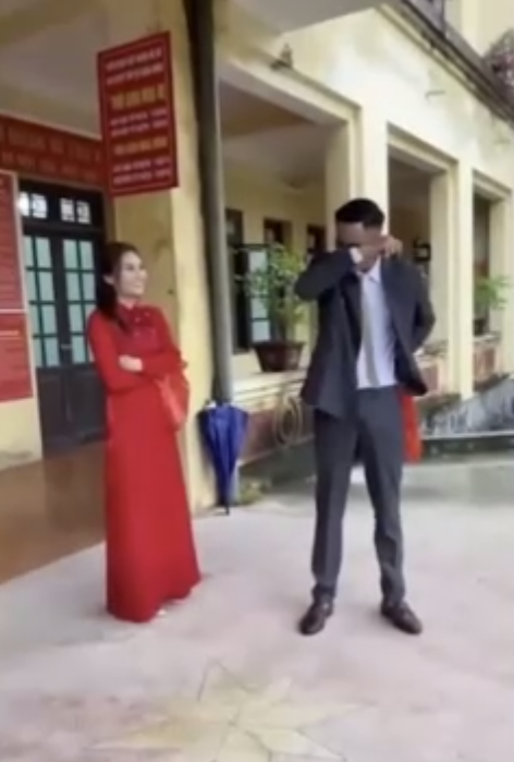 Dân mạng phì cười cảnh chàng trai quệt nước mắt sau đăng ký kết hôn