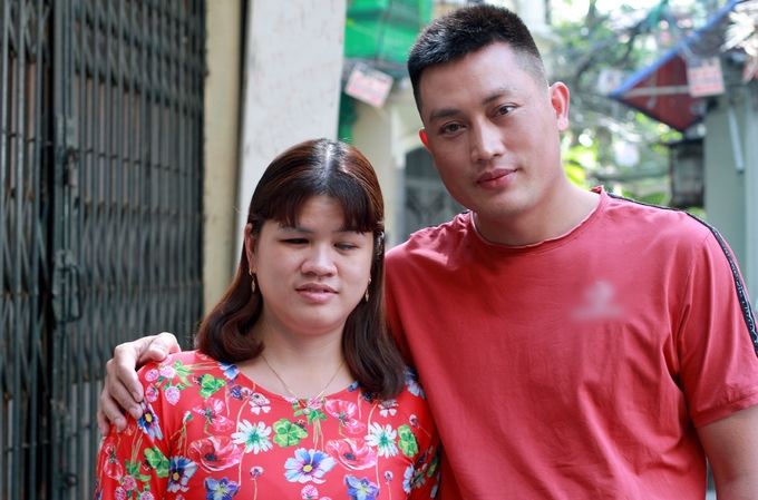 Vợ bị mù, anh chồng tự tay trang điểm, chọn quần áo đưa vợ đi chơi