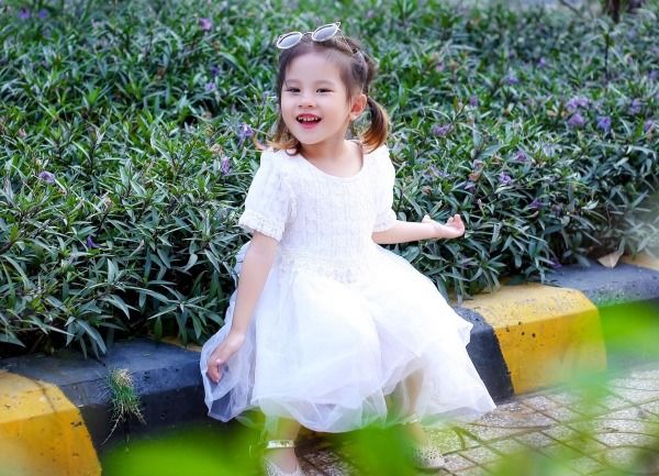 Bé gái sinh khó ở Đắk Lắk 4 năm trước bất ngờ lên bìa tạp chí Mỹ