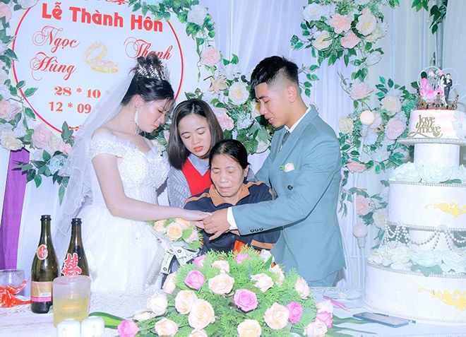 Chú rể bế mẹ bị liệt: Gia cảnh khó khăn, người thân góp tiền làm đám