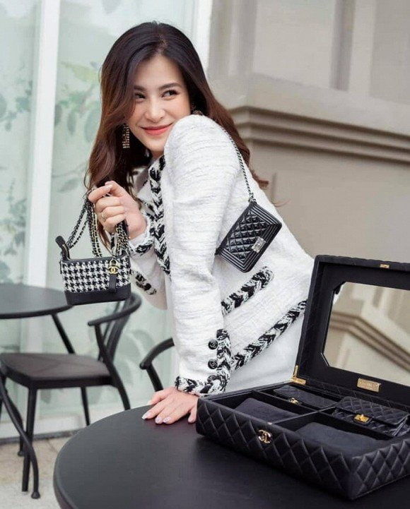 Chưa có con, Ngọc Trinh mạnh tay mua hàng hiệu cho cháu gái