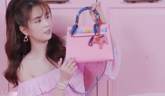 Chưa có con, Ngọc Trinh mạnh tay mua hàng hiệu cho cháu gái