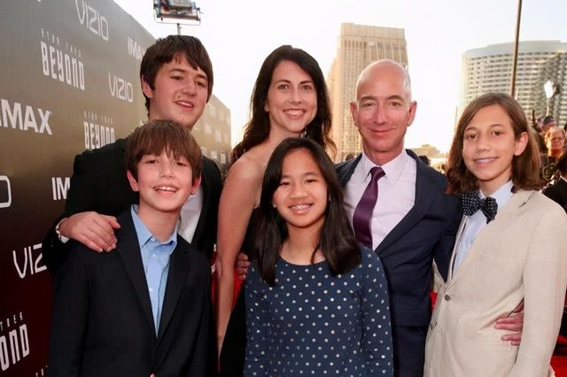 Cưng con gái nuôi, tỷ phú Jeff Bezos cho 1,1 tỷ đồng tiêu mỗi tuần