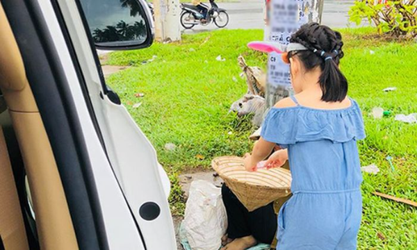 Con gái Công Vinh - Thủy Tiên ra sao trong những ngày bố mẹ đi cứu trợ