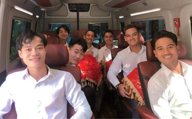 Công Phượng - Viên Minh cẩn thận thiết kế bao lì xì cho dàn bê tráp
