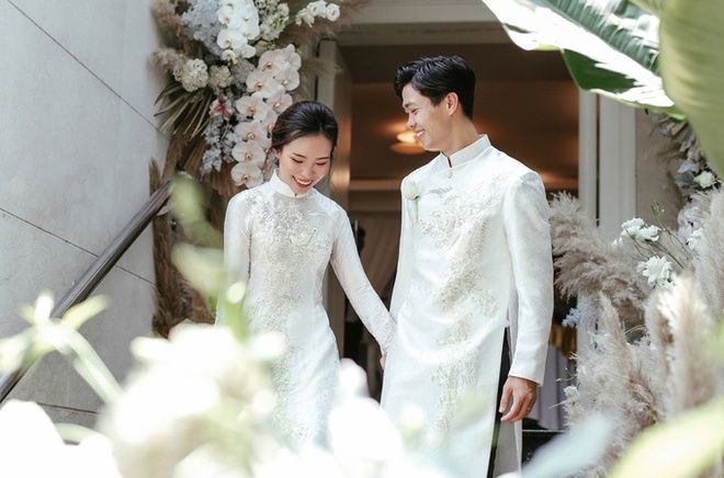 Công Phượng - Viên Minh cẩn thận thiết kế bao lì xì cho dàn bê tráp