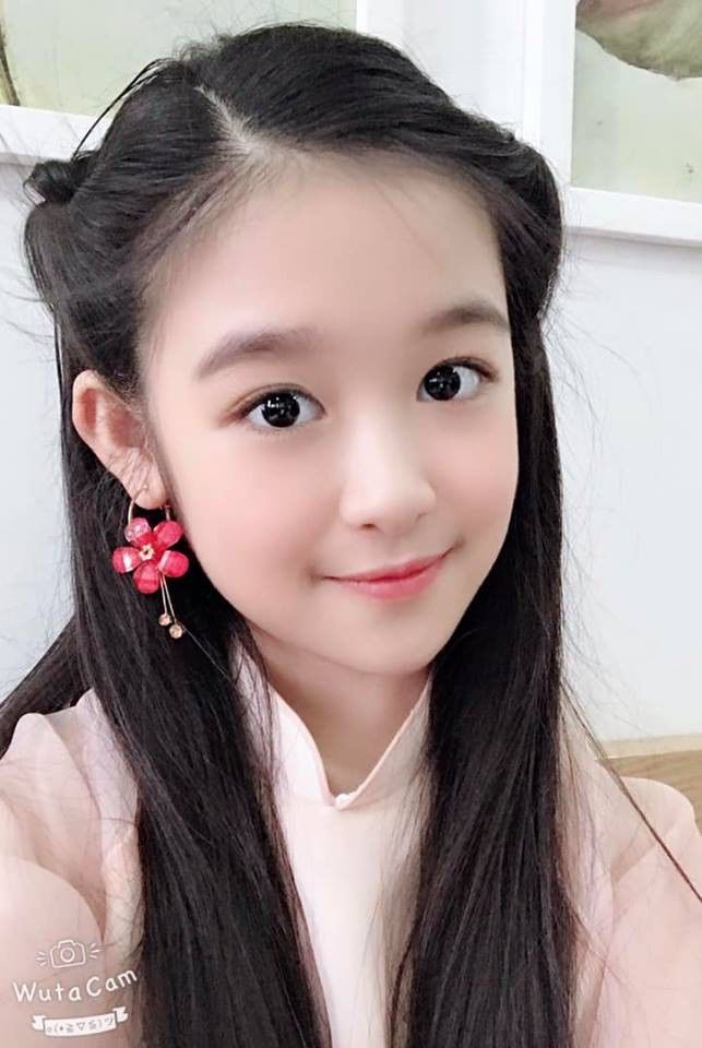 Selfie cùng Hoa hậu, bé Bảo Ngọc gây sốt với nhan sắc chẳng kém cạnh