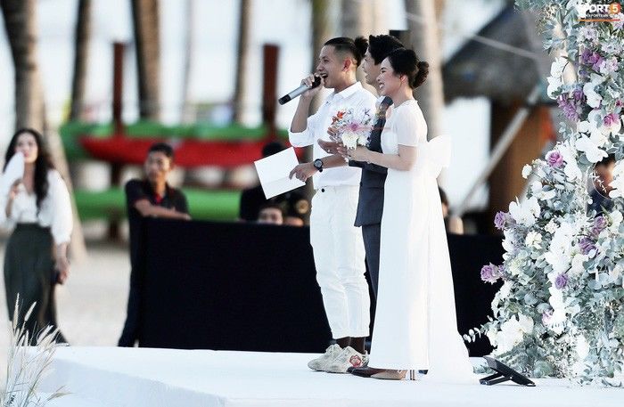 Lứa cầu thủ U23 Thường Châu vui vẻ trong đám cưới Công Phượng