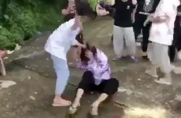 Mâu thuẫn nhỏ, học sinh cấp 2 kéo bạn ra chỗ vắng tẩn rồi quay clip