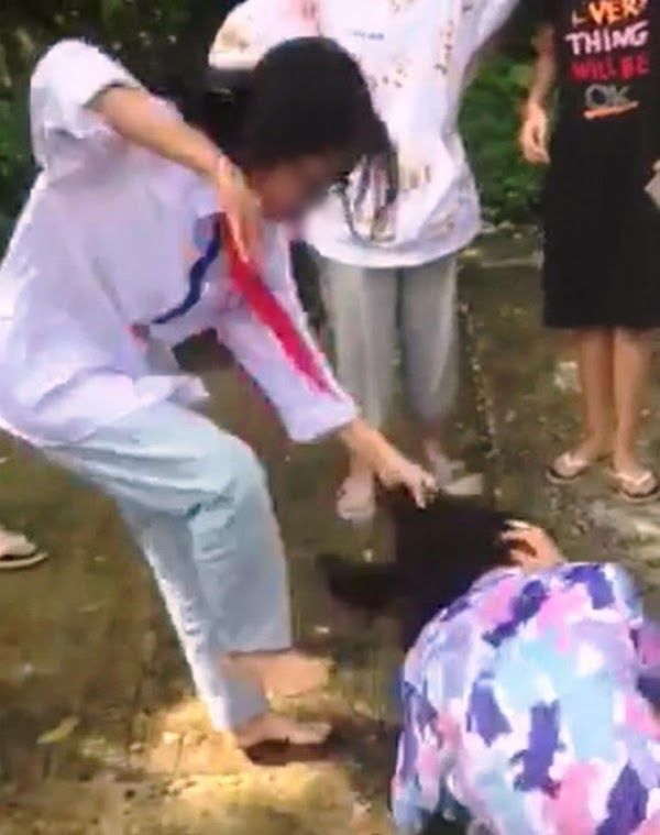 Mâu thuẫn nhỏ, học sinh cấp 2 kéo bạn ra chỗ vắng tẩn rồi quay clip