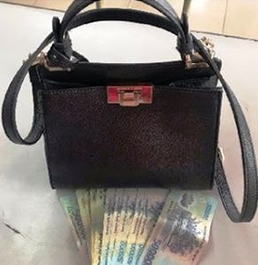 Xách túi xịn chứa 130 triệu đồng, người phụ nữ bị cướp khi đi đưa dâu