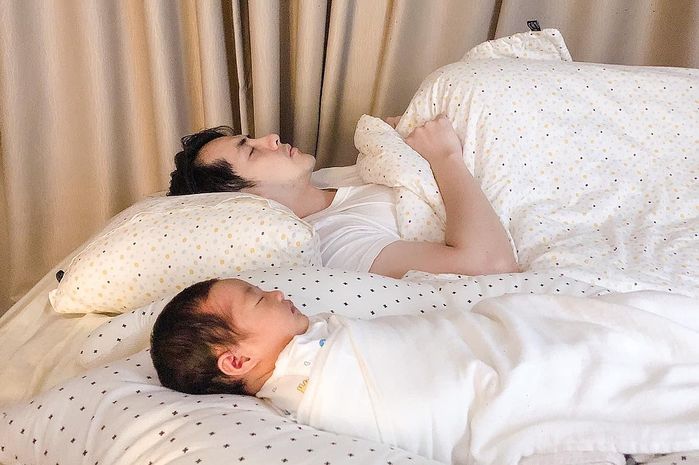 Đông Nhi chính thức khoe ảnh cận mặt con gái