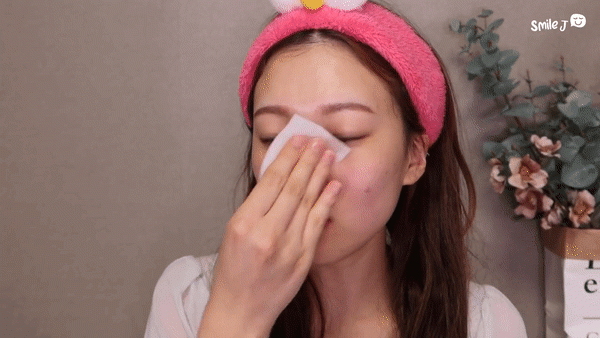 Dùng vaseline và dầu tẩy trang giúp đẩy nhân mụn còn se lỗ chân lông