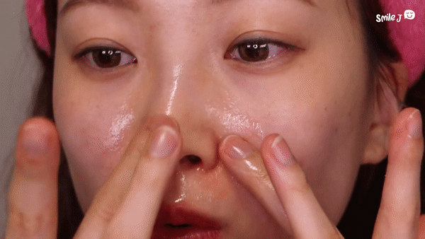 Dùng vaseline và dầu tẩy trang giúp đẩy nhân mụn còn se lỗ chân lông