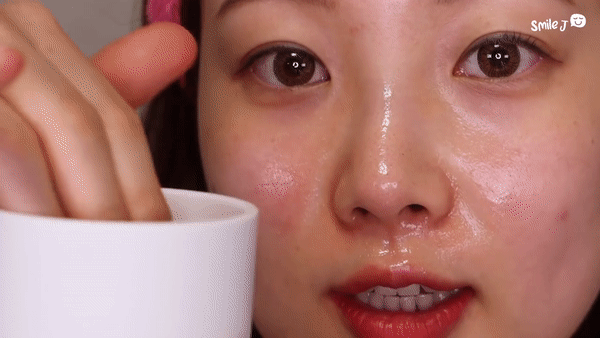 Dùng vaseline và dầu tẩy trang giúp đẩy nhân mụn còn se lỗ chân lông