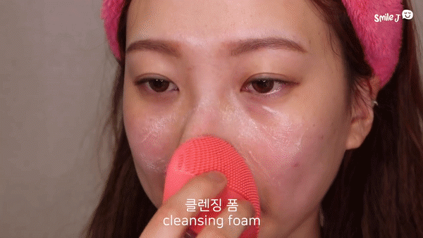 Dùng vaseline và dầu tẩy trang giúp đẩy nhân mụn còn se lỗ chân lông