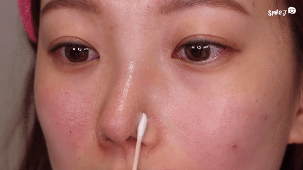 Dùng vaseline và dầu tẩy trang giúp đẩy nhân mụn còn se lỗ chân lông