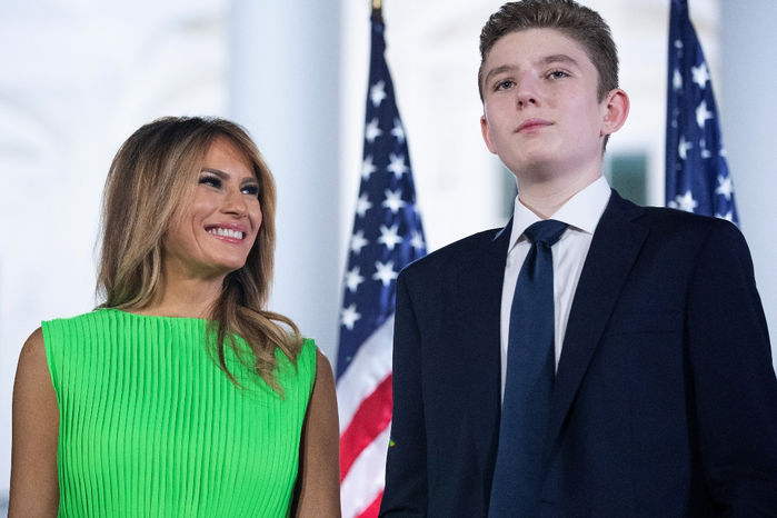 Hoàng tử nhà trắng Barron Trump: 14 tuổi cao hơn 2m, trổ mã tài tử