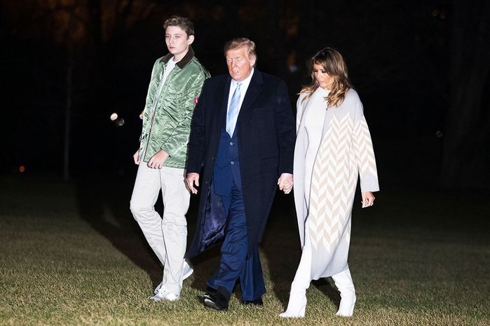 Hoàng tử nhà trắng Barron Trump: 14 tuổi cao hơn 2m, trổ mã tài tử