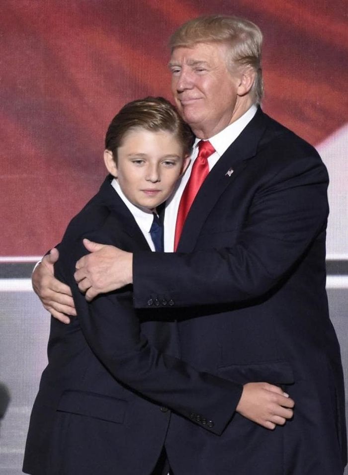 Hoàng tử nhà trắng Barron Trump: 14 tuổi cao hơn 2m, trổ mã tài tử