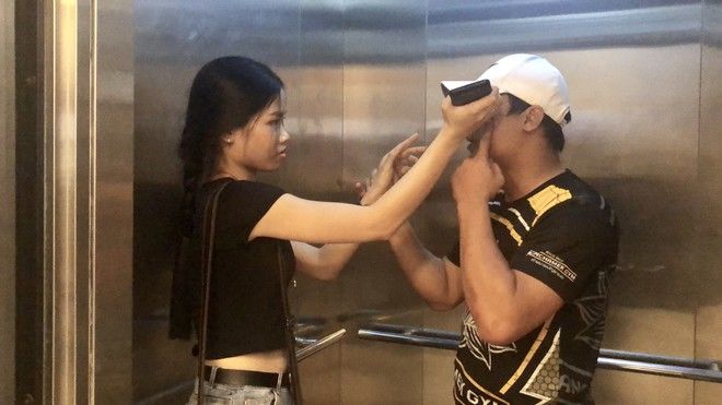 Bức xúc gã đàn ông ngoại quốc vỗ mông phụ nữ trong thang máy