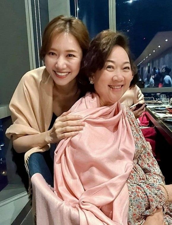 Hari Won tặng dép hiệu sau khi vắng mặt sinh nhật mẹ chồng