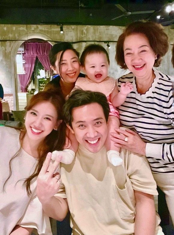 Hari Won tặng dép hiệu sau khi vắng mặt sinh nhật mẹ chồng