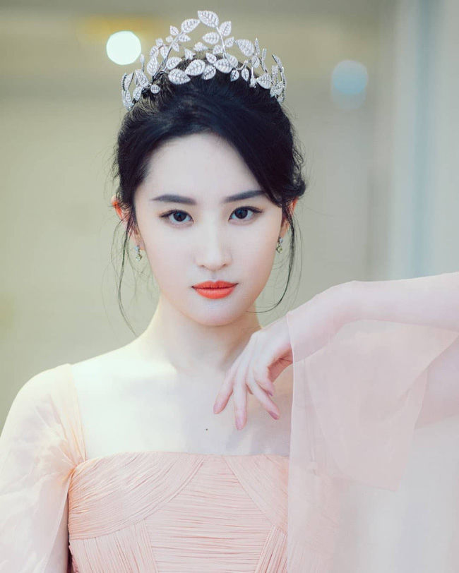 Khi mỹ nhân Hoa ngữ đội vương miện, ai xuất sắc hơn