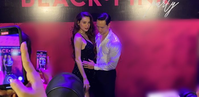 Kim Lý hôn trán Hồ Ngọc Hà sau khi sinh con