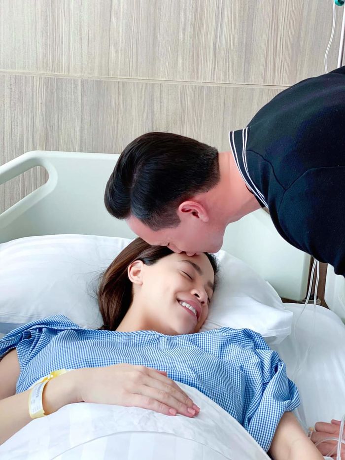 Kim Lý hôn trán Hồ Ngọc Hà sau khi sinh con