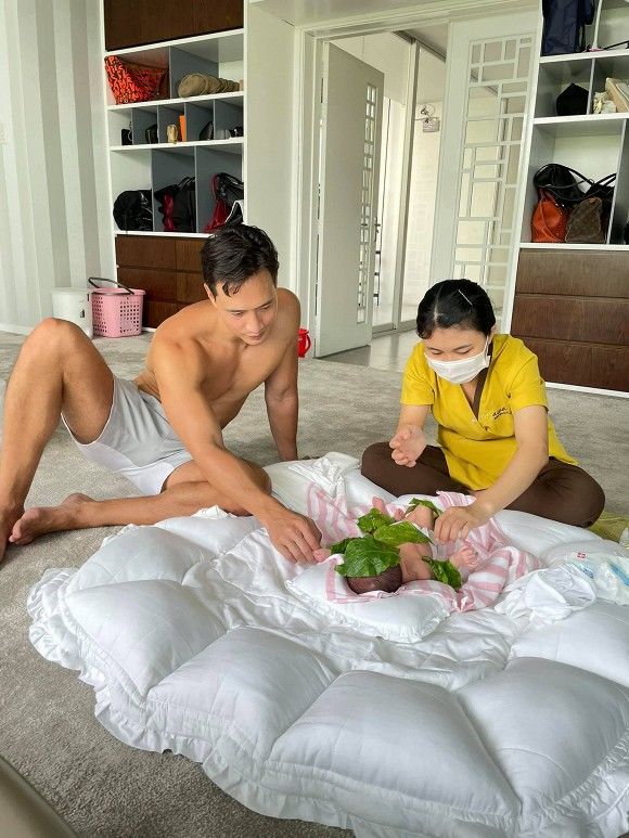 Kim Lý ra dáng ông bố bỉm sữa chăm cặp song sinh mọi lúc