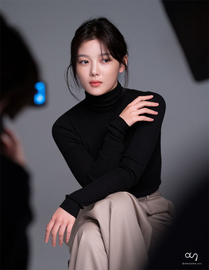 Bộ ảnh mới của Kim Yoo Jung khi về Awesome Entertainment