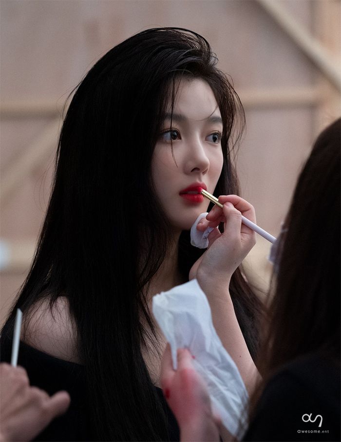 Bộ ảnh mới của Kim Yoo Jung khi về Awesome Entertainment