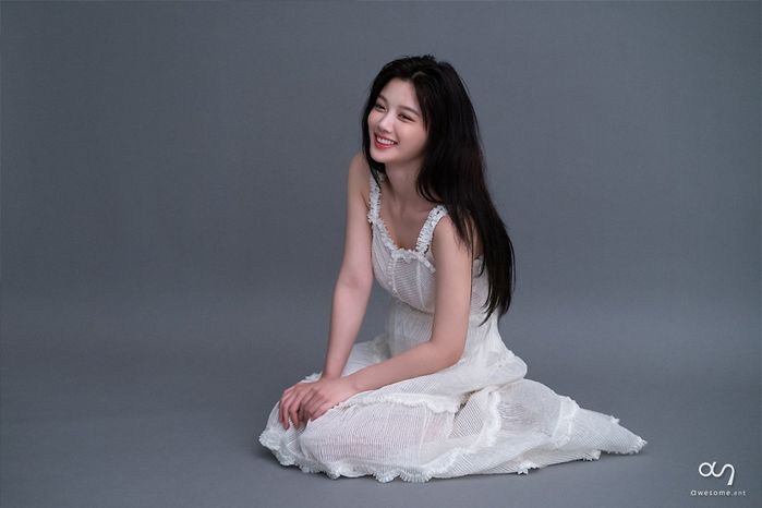 Bộ ảnh mới của Kim Yoo Jung khi về Awesome Entertainment