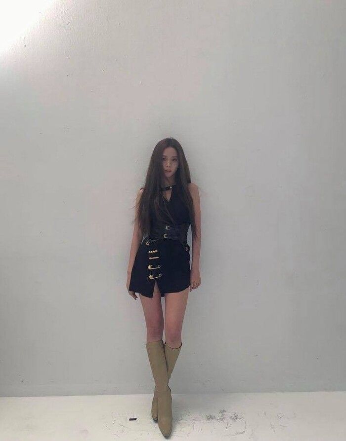 Kylie Jenner, Jisoo (BLACKPINK) lăng xê mốt đính kim băng vào quần áo