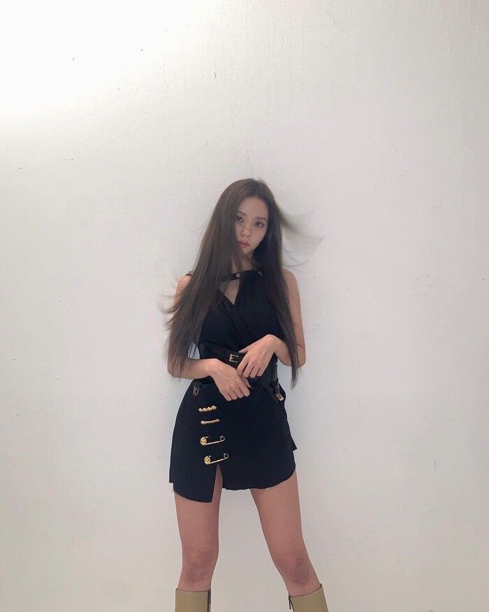 Kylie Jenner, Jisoo (BLACKPINK) lăng xê mốt đính kim băng vào quần áo