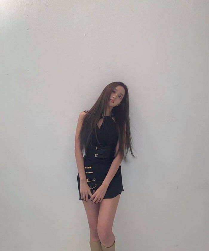 Kylie Jenner, Jisoo (BLACKPINK) lăng xê mốt đính kim băng vào quần áo
