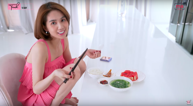Ai như Ngọc Trinh, ra ngoài sơn hào hải vị, về nhà toàn “khô với mắm”