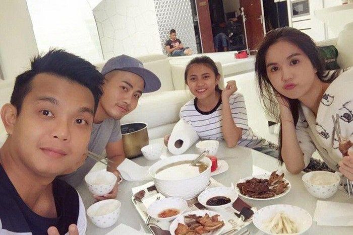 Ai như Ngọc Trinh, ra ngoài sơn hào hải vị, về nhà toàn “khô với mắm”